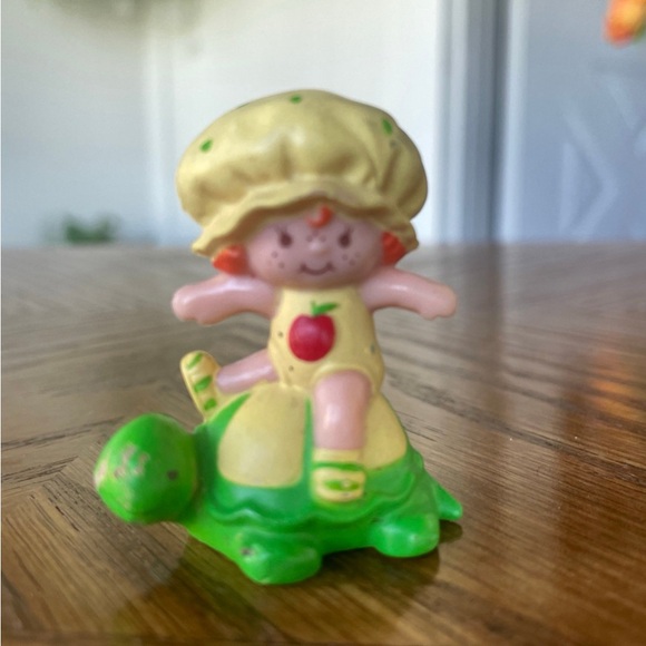 1981&82 Strawberryland Miniatures Strawberry Shortcake on a Skateboard + Turtle - Picture 5 of 6